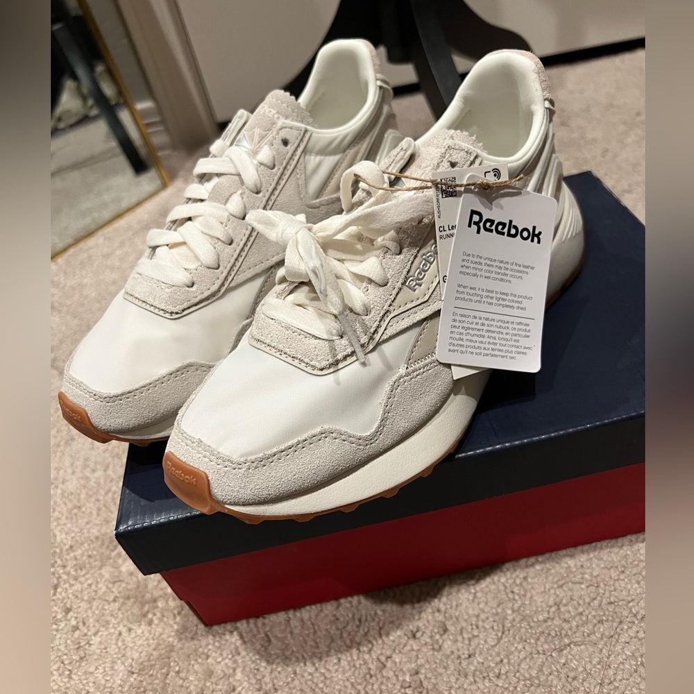 NWT Reebok unisex white/nude sneakers size 5